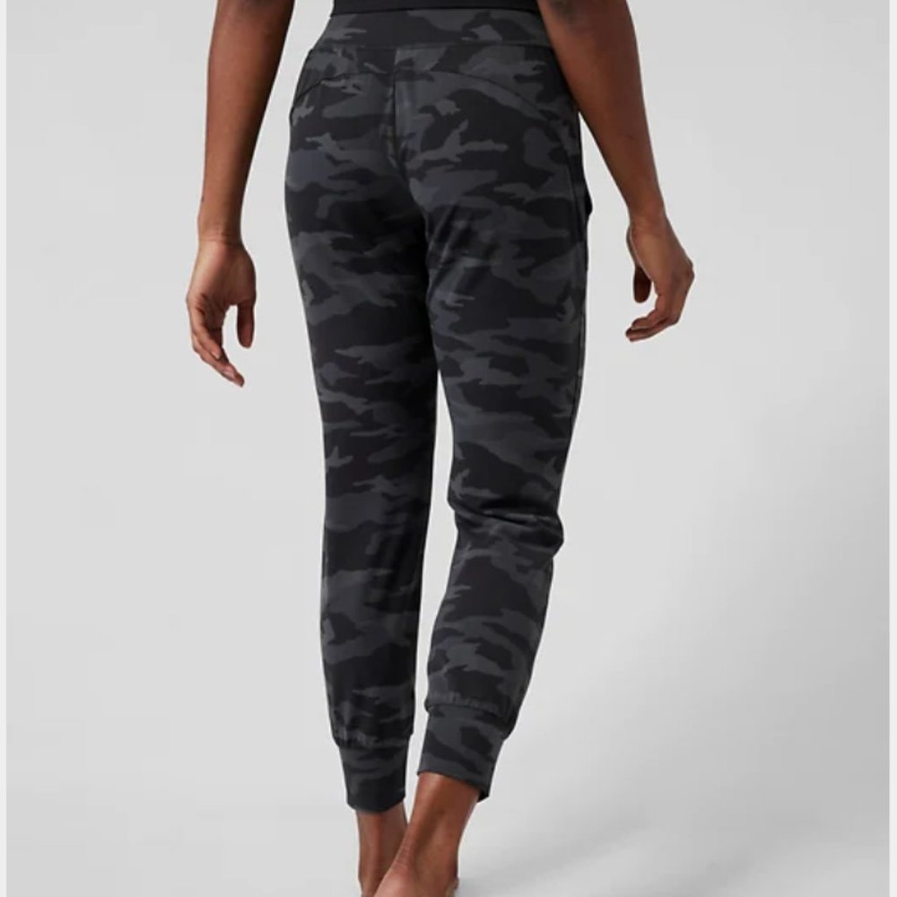 Athleta Salutation Jogger Camo - Medium